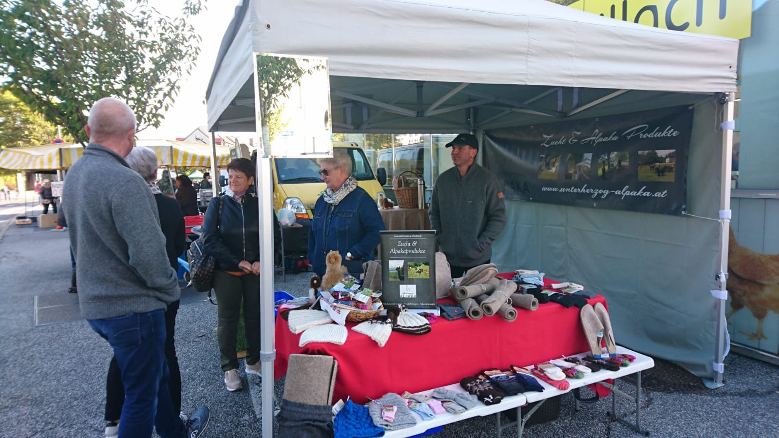 Unsere hochwertigen Alpaka-Produkte können am Wochenmarkt Villach gekauft werden.